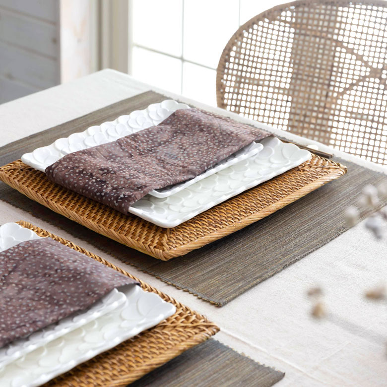 マットを1枚プラスするだけで、普段のテーブルが華やかに。