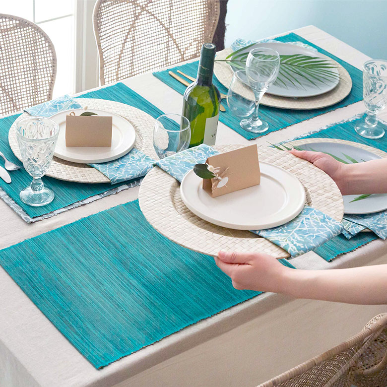 バリ島の職人がひとつひとつ丁寧に編み込んだランチョンマット