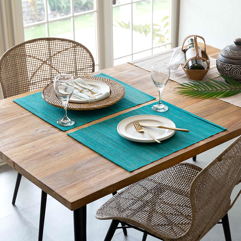 家具でも使われている丈夫な素材「ウォーターヒヤシンス」を発色のいい、染色したホワイトの糸で編み上げたアイテム。