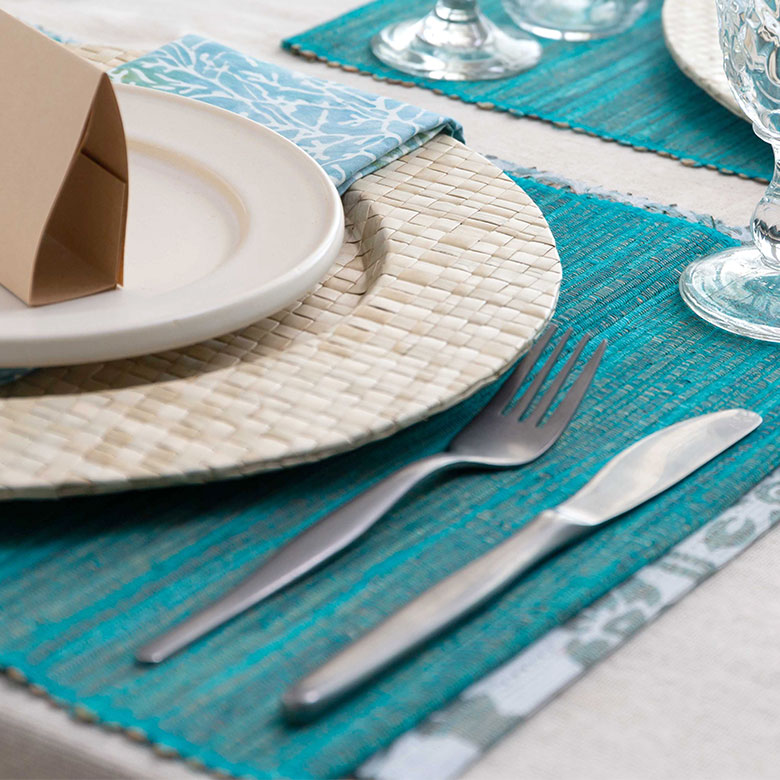 マットを1枚プラスするだけで、普段のテーブルが華やかに。