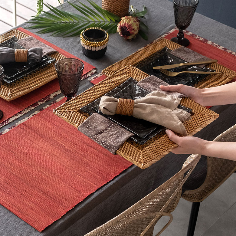 バリ島の職人がひとつひとつ丁寧に編み込んだランチョンマット