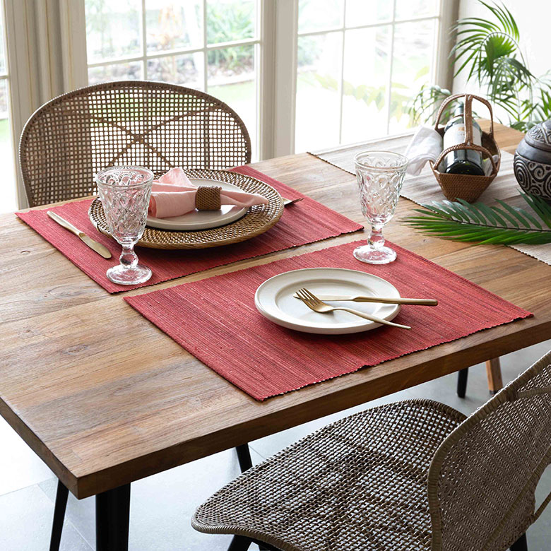 家具でも使われている丈夫な素材「ウォーターヒヤシンス」を発色のいい、染色したホワイトの糸で編み上げたアイテム。