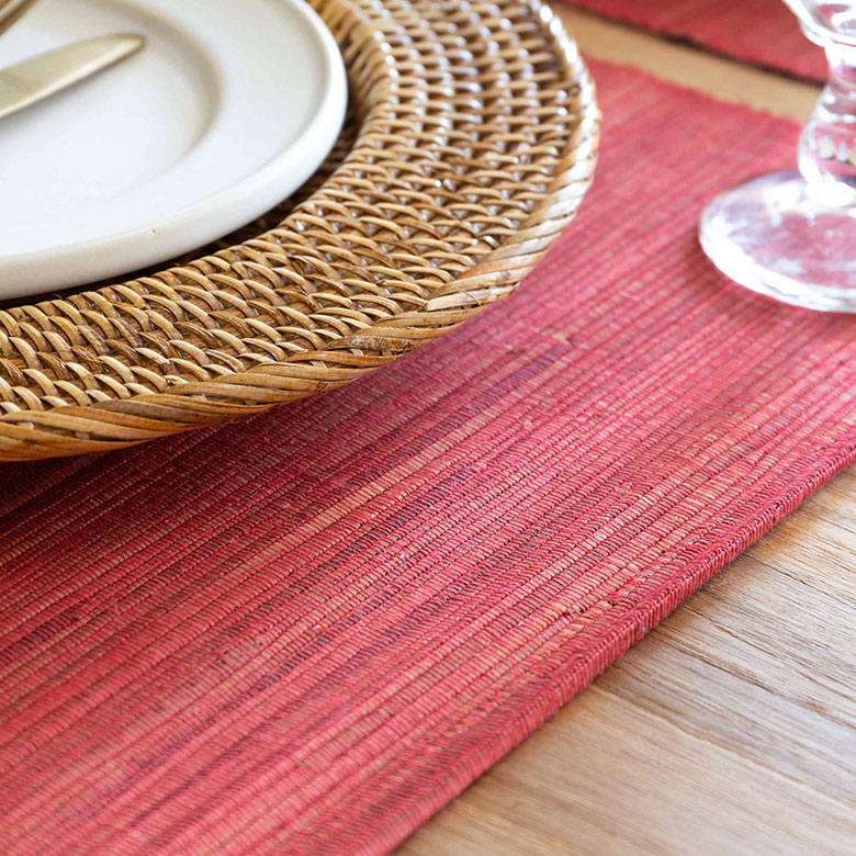 マットを1枚プラスするだけで、普段のテーブルが華やかに。