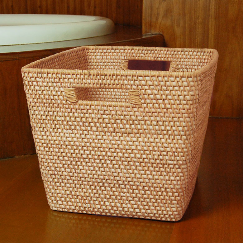 ラタン100%のナチュラルバスケット