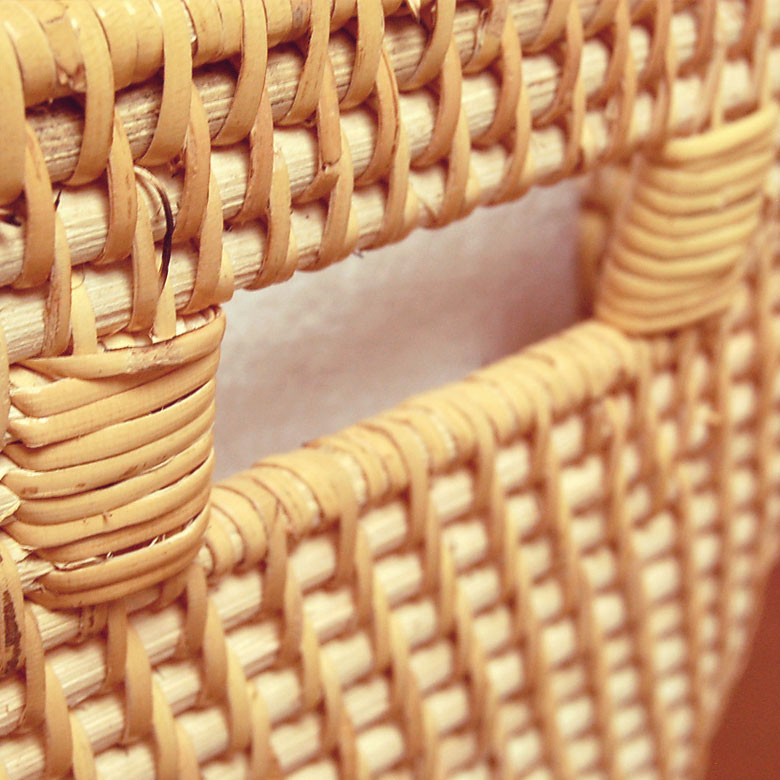 持ち手付きで持ち運びも簡単