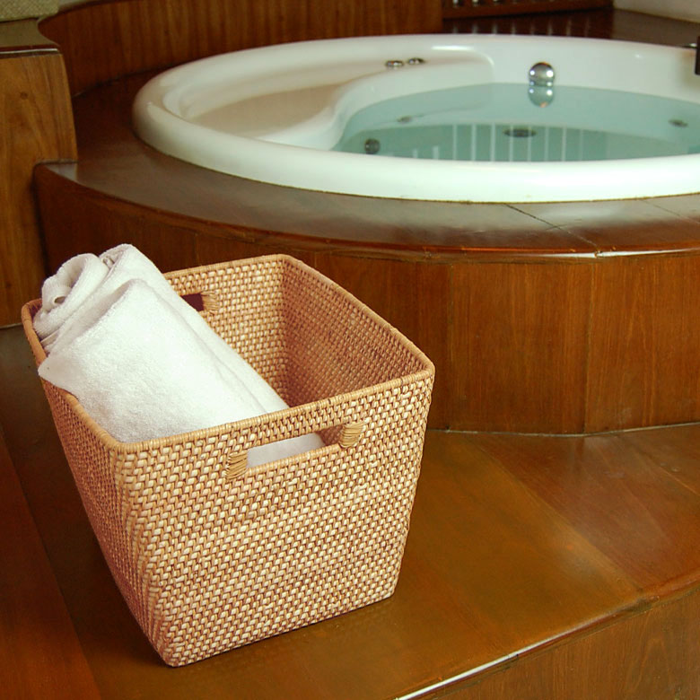 ナチュラルな素材感が魅力的なラタンのバスケット