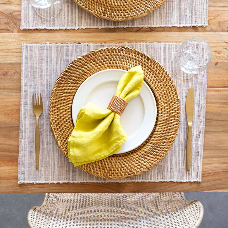 バリ島の職人が、丁寧に編んで作った天然素材「アタ」のナプキンリング。