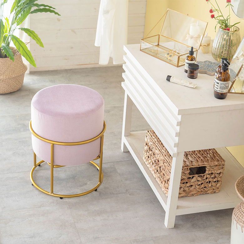 使い勝手のいいサイズ感のスツール