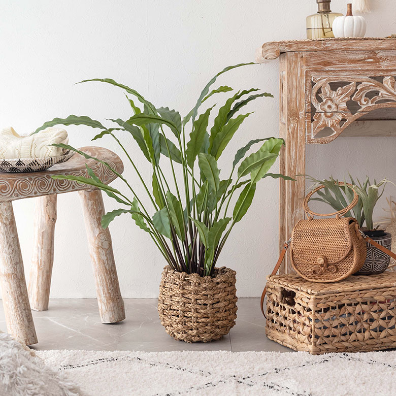 シーグラス（天然水草）を職人がひとつずつ丁寧に編みあげて作ったプランターカバー。