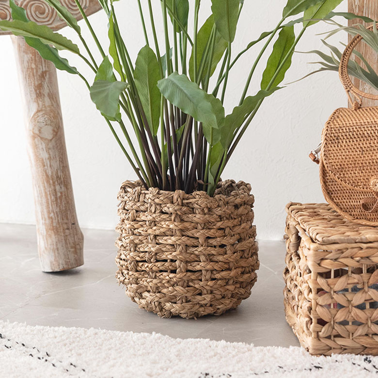 天然素材ならではのザックリとした編み目。無造作な歪みも、ハンドメイドの味としてお楽しみください。