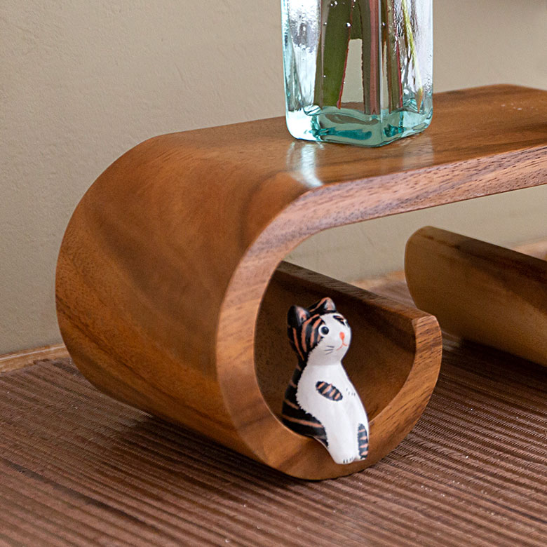 足の部分のうずまき状のデザインがポイント。