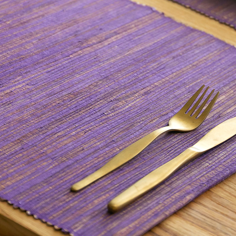 バリ島の職人により、ハンドメイドで編まれたランチョンマット。