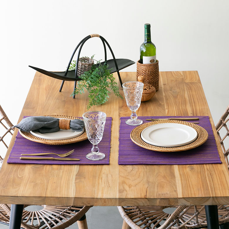 バリ島の職人がひとつひとつ丁寧に編み込んだランチョンマット