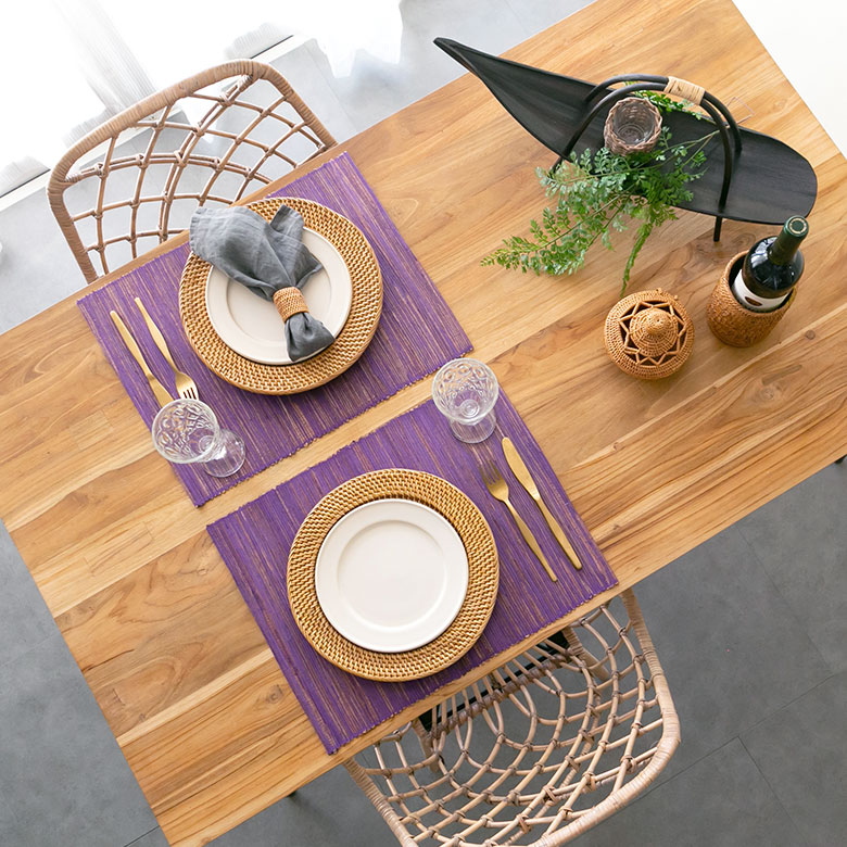 家具でも使われている丈夫な素材「ウォーターヒヤシンス」を発色のいい、染色したホワイトの糸で編み上げたアイテム。