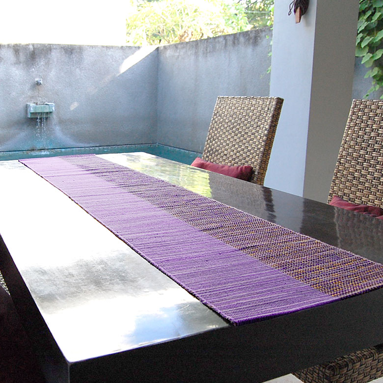 ウォーターヒヤシンスで編まれたテーブルランナー