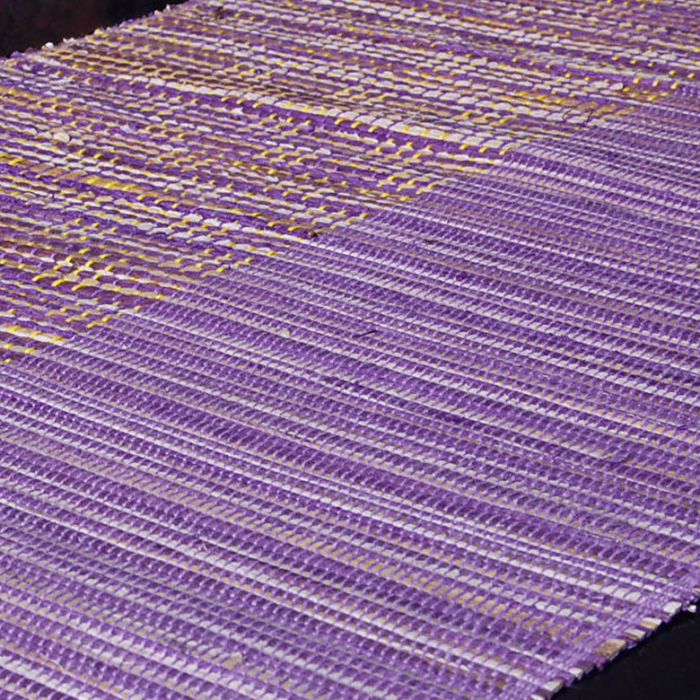 テーブルランナーの半分で編み目が切り替わっているデザインが食卓にリゾートの雰囲気をプラスします。