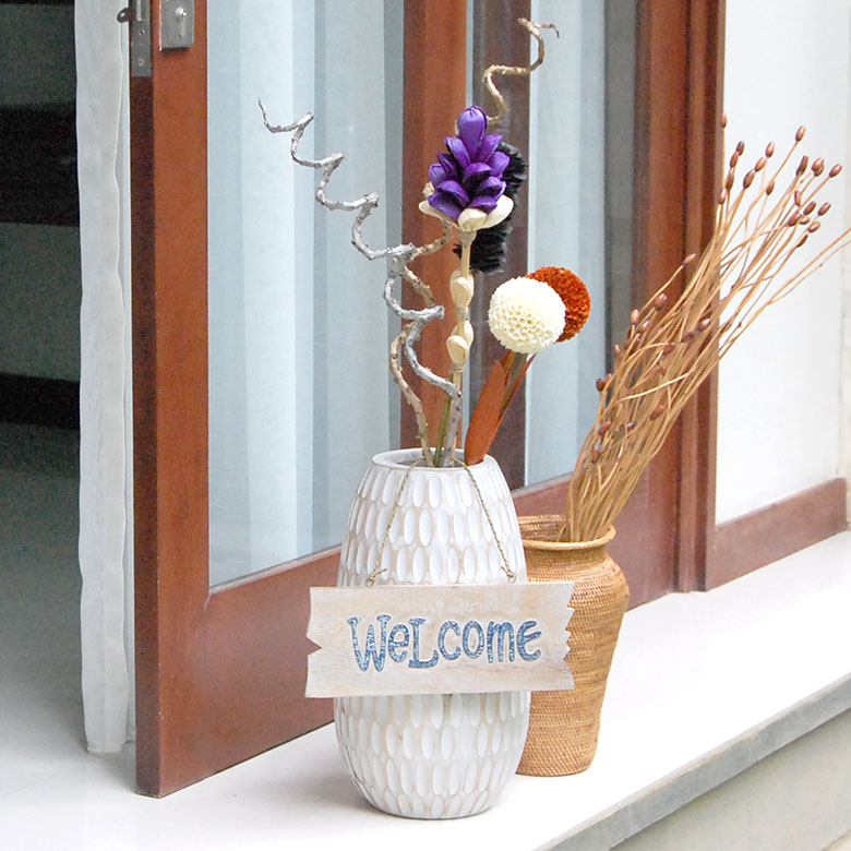 バリ島で見つけた、モダンアジアンな雰囲気を感じる、木製の台付きキャンドルスタンド。