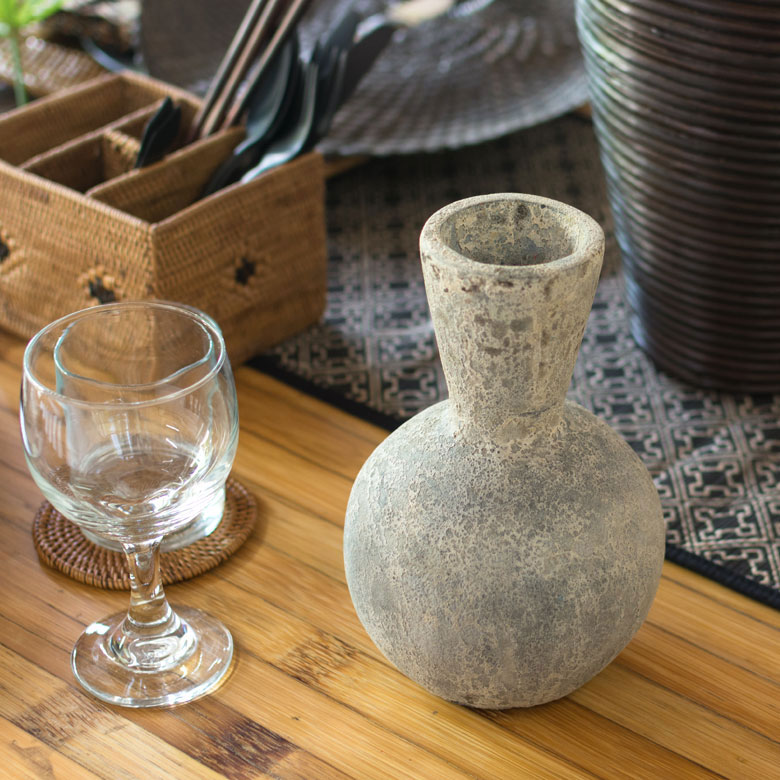 青銅の錆や鉄瓶を思わせる、ざらつきのある質感が魅力のフラワーベース。