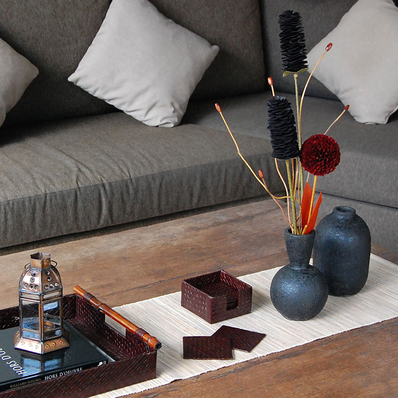 味のある素材感と落ち着きのある色は、どんな空間にも自然に溶け込みます。