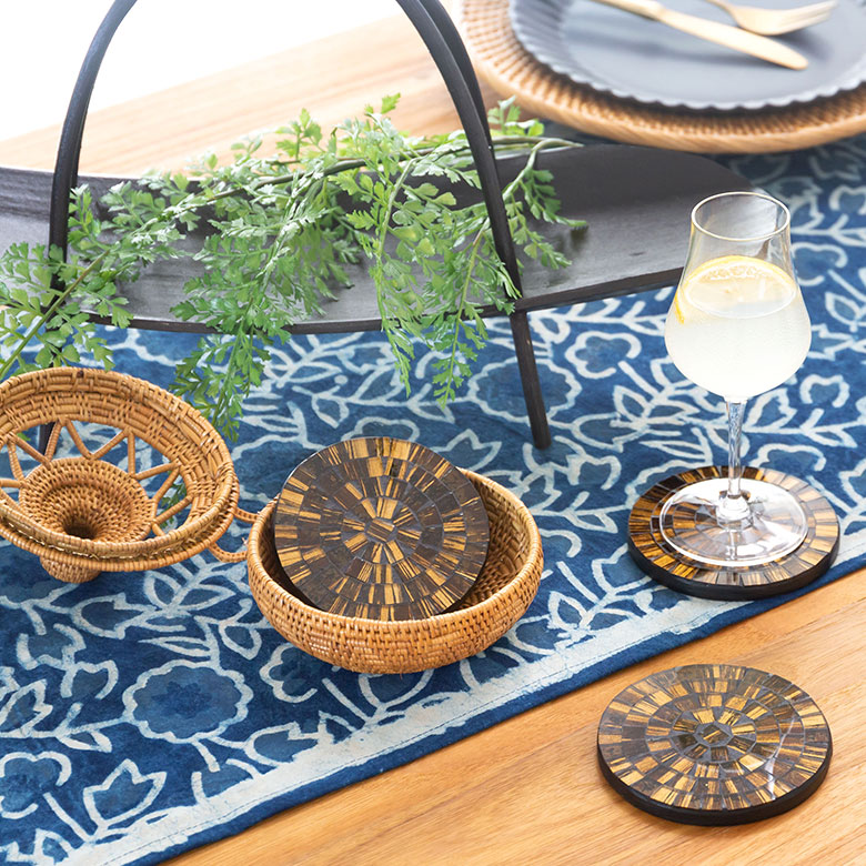 フェイクグリーンを飾ると存在感がグンとアップ。