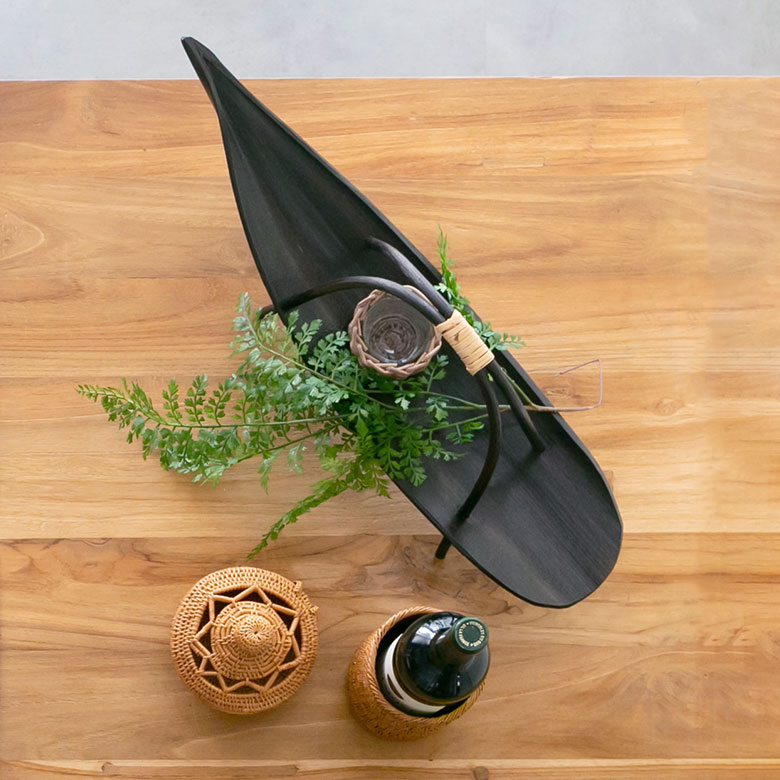 天然の大きなヤシの葉一枚をそのままオブジェにした、存在感あふれるトレイ。