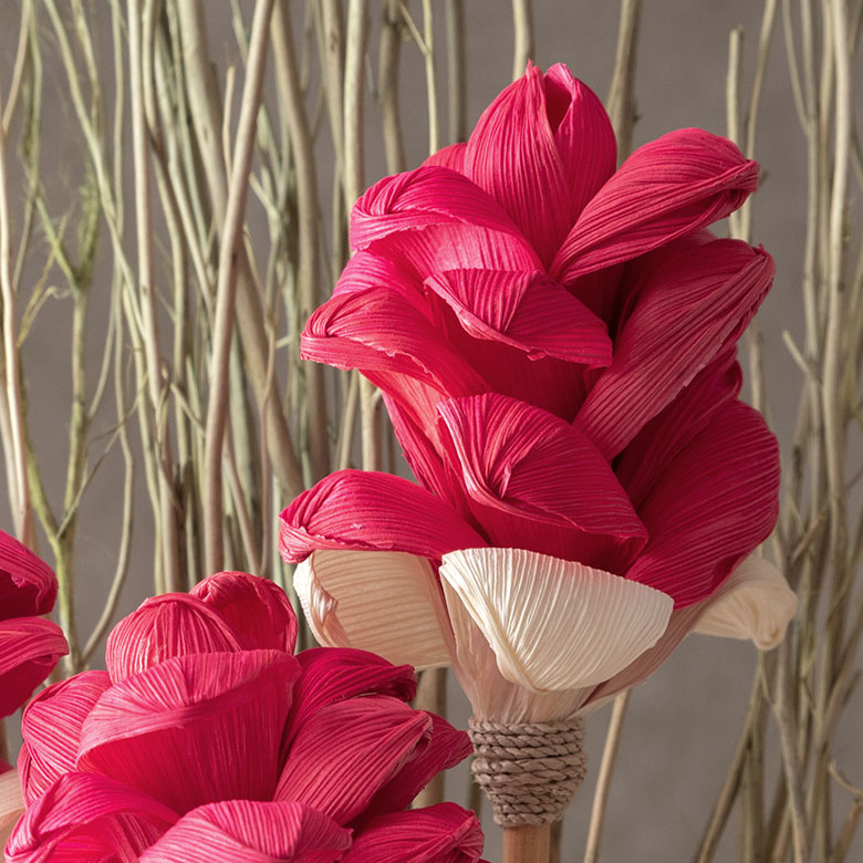 バリ島の職人によるハンドメイドのつぼみの存在感があるアートプランツ。