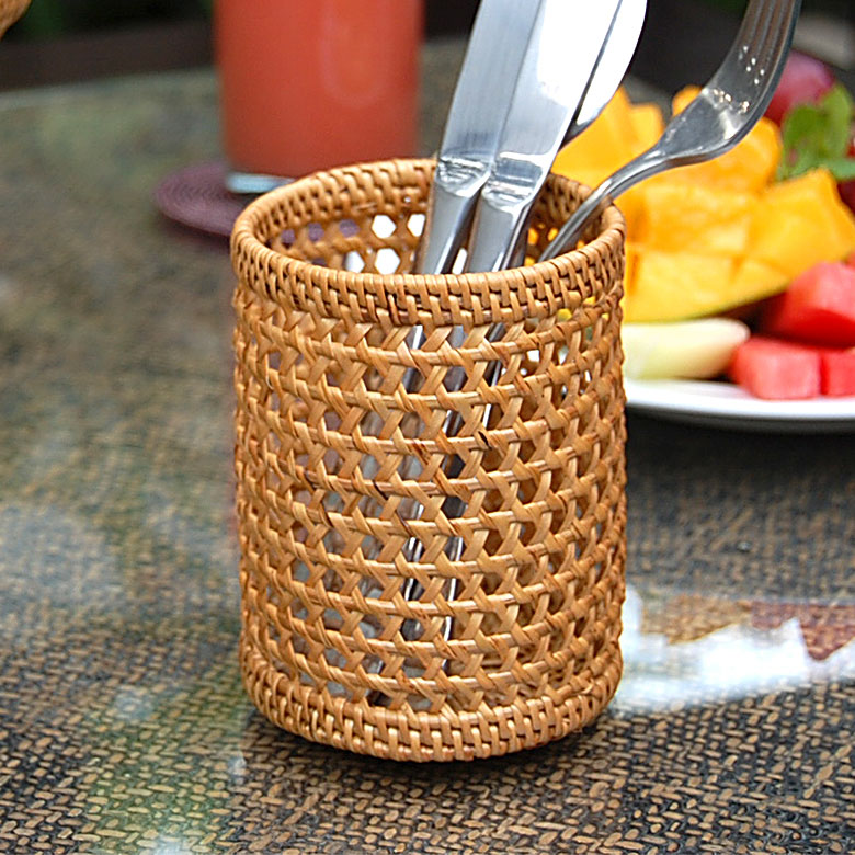 アタで編まれた透かし編みカトラリースタンド