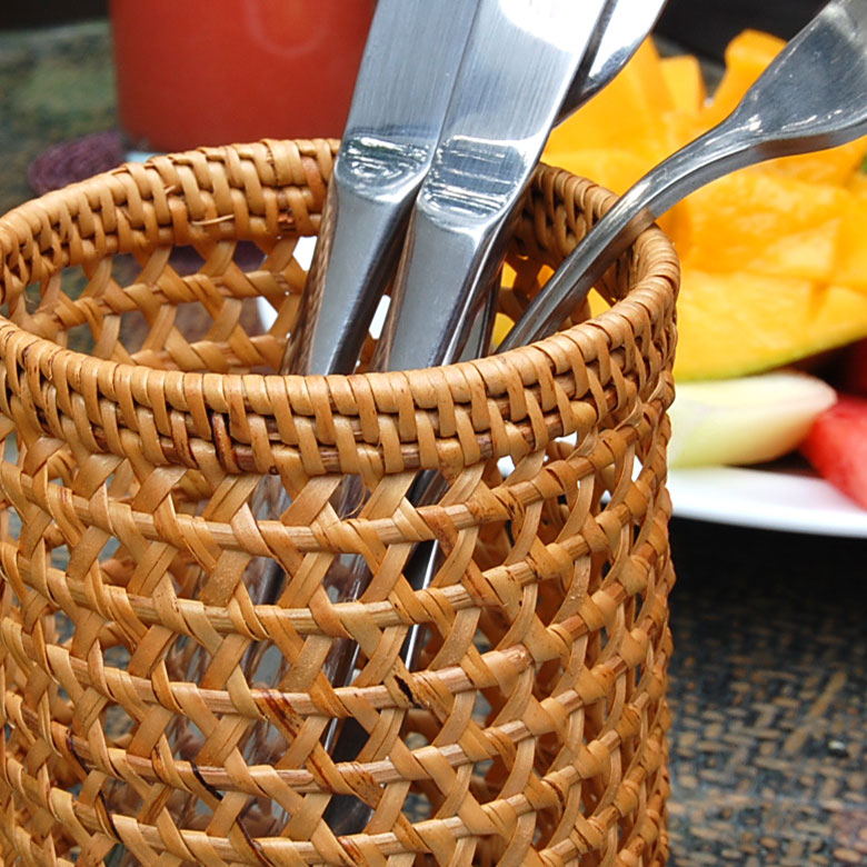 バリ島の職人がひとつずつ丁寧に編んで作ったカトラリースタンド。