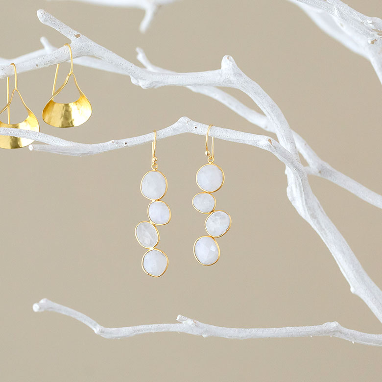 キラキラと輝くレインボーストーン