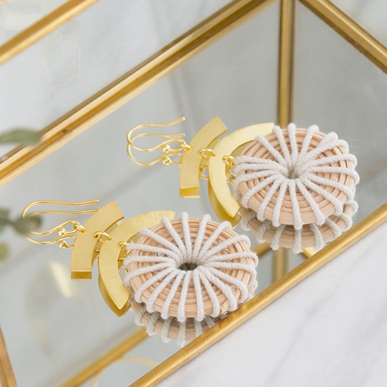 真鍮のゴールドは、落ち着いた控えめな輝きが魅力。