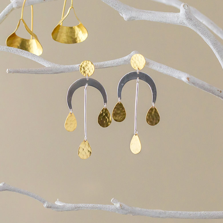 インドの香りがするデザインはコーディネートのアクセントとして活躍してくれます。