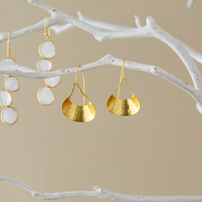 存在感のあるデザインですが、軽いつけ心地。