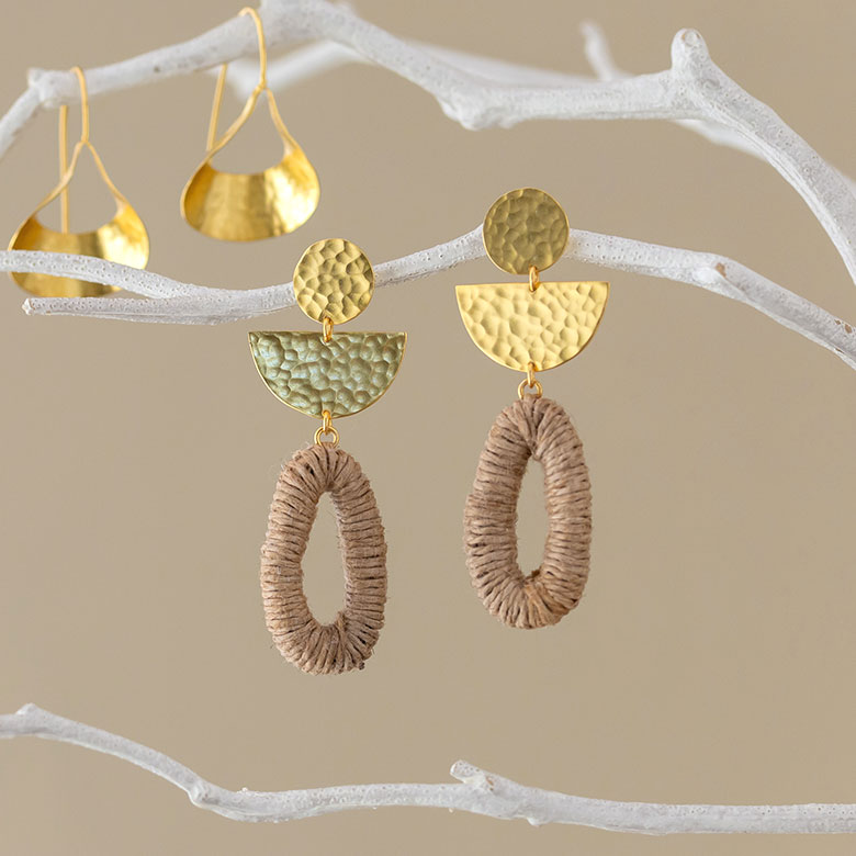 軽いつけ心地ですが、存在感たっぷりのデザイン。