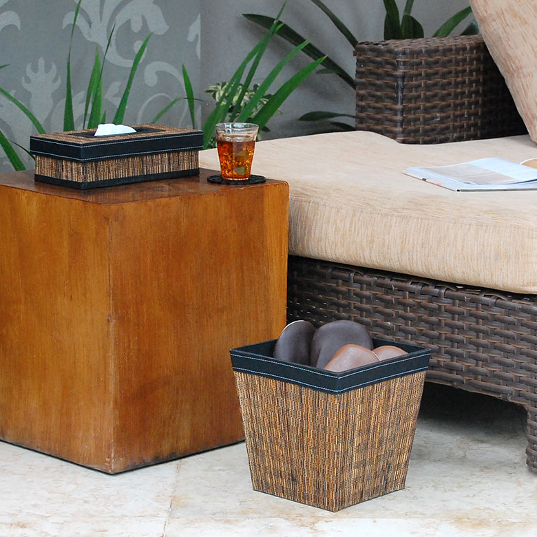 パームリディと合皮レザーを組み合わせた落ち着いた色合い。