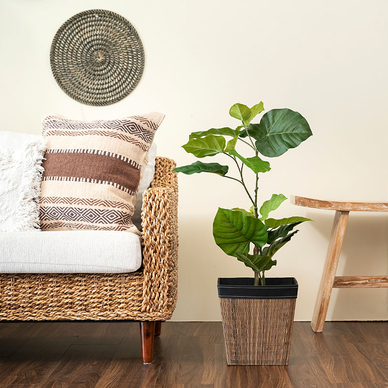 鉢植えやアートプランツを入れてプランターカバーとして使うのもおすすめ。