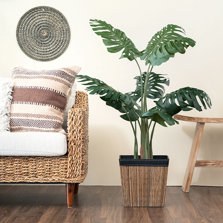 鉢植えやアートプランツを入れてプランターカバーとして使うのもおすすめ。