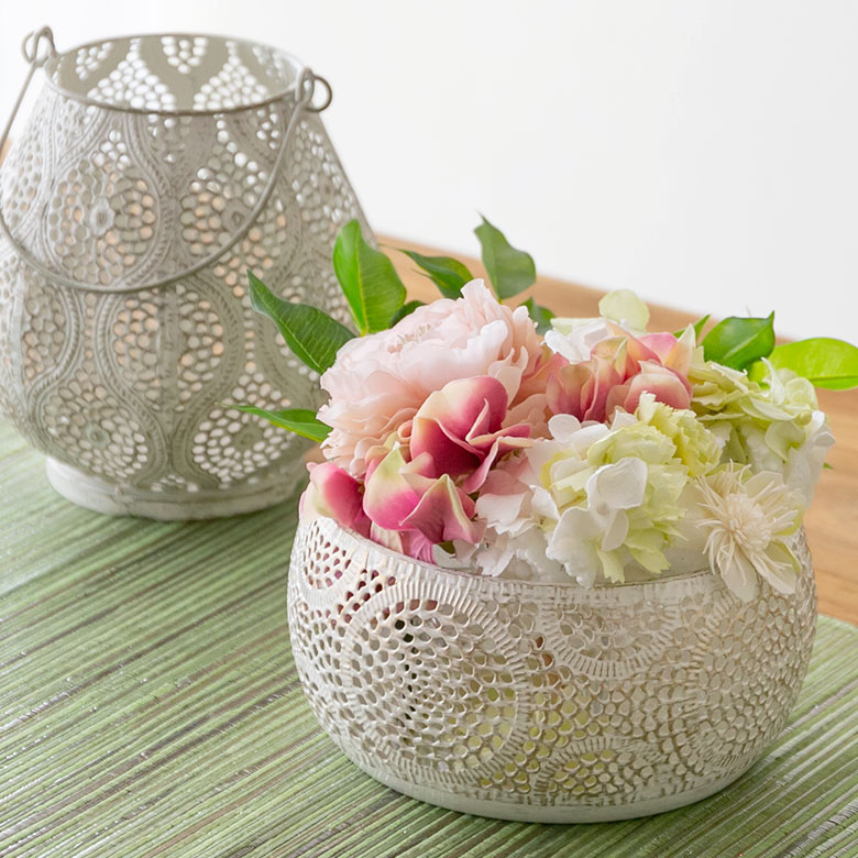 ゴールドがかった、アラベスク調の透かしデザイン