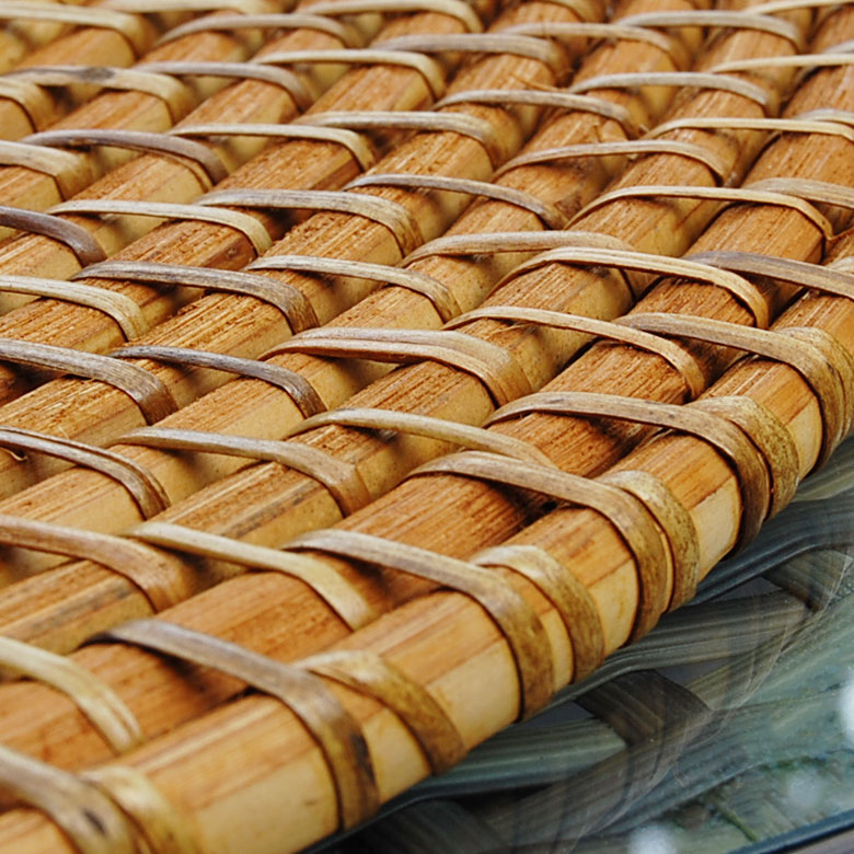 ほどよい厚みと、堅くて張りのある質感。