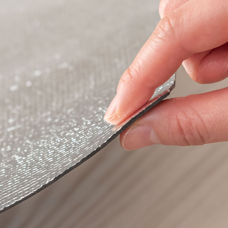 厚さ2mmの薄型なので、ハサミで簡単カットができるアルミシート