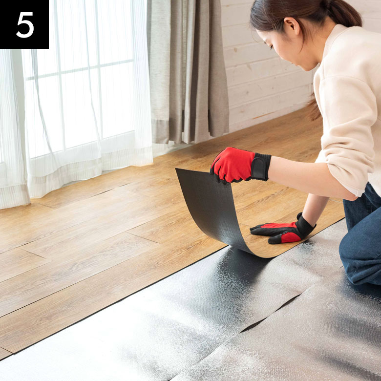 フロアタイルを貼っていきます