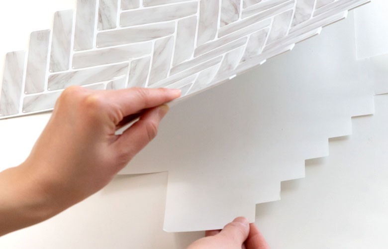 ぺたっと貼るだけ、簡単シール式