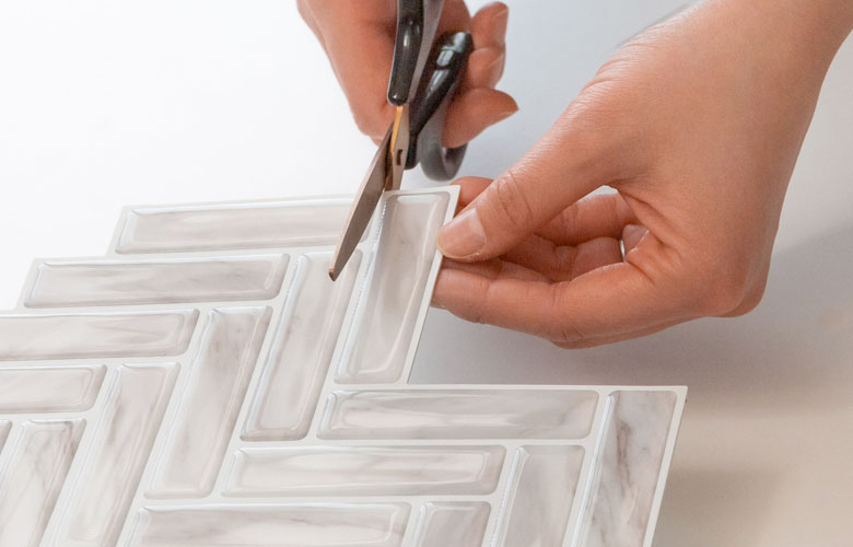 ハサミやカッターでカットも簡単