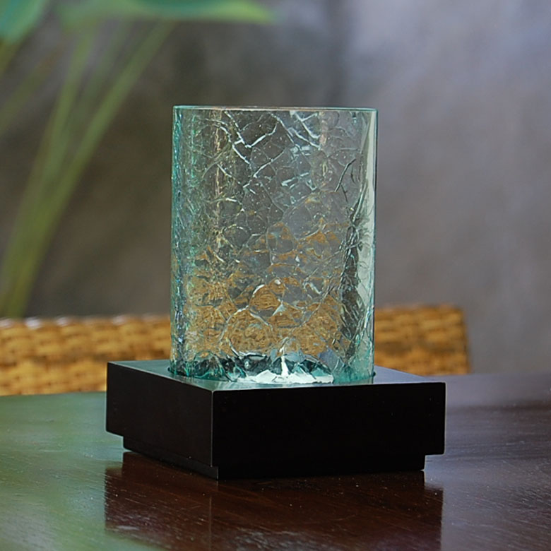 筒状のガラスシェードを木製の台にはめこむタイプ。