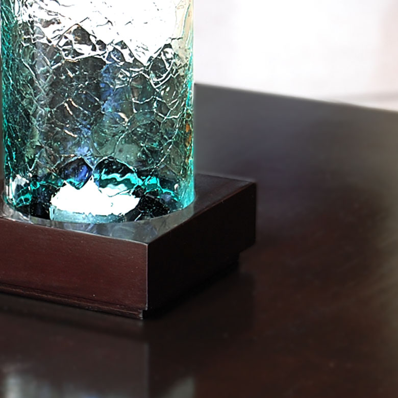 バリ島で見つけた、モダンアジアンな雰囲気を感じる、木製の台付きキャンドルスタンド。