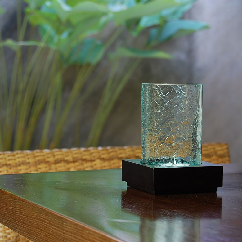 表面のモニュメンタルな模様がキャンドルを灯すと光の反射できれいに照らされます。