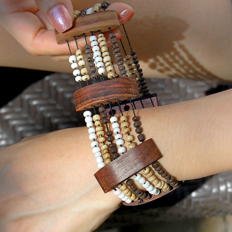 ビーズのブレスレットはゴムで結ばれており、伸縮性があるので楽にはめることができます。