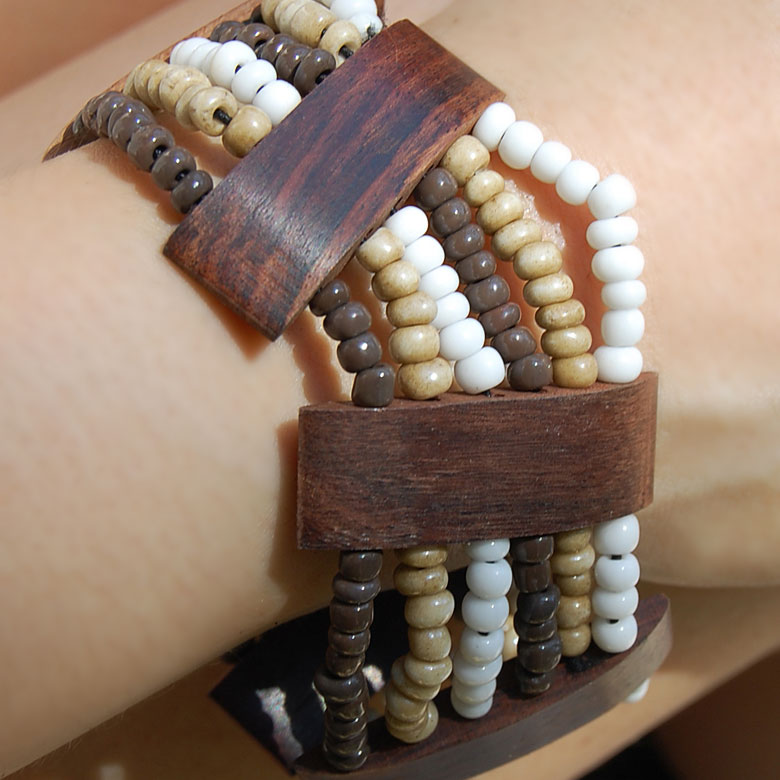 バリ島の職人が細かなビーズを敷き詰めてひとつひとつ丁寧に編み込んで出来た、アジアンな雰囲気たっぷりのブレスレット