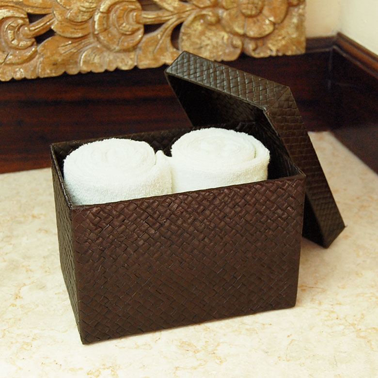 東南アジアに自生するパンダンで編まれた、レザーのような質感のボックス。