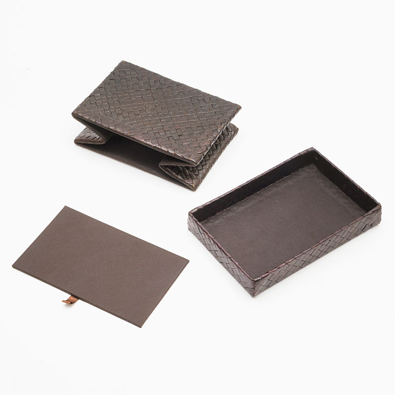 折りたたみ式のボックスです。