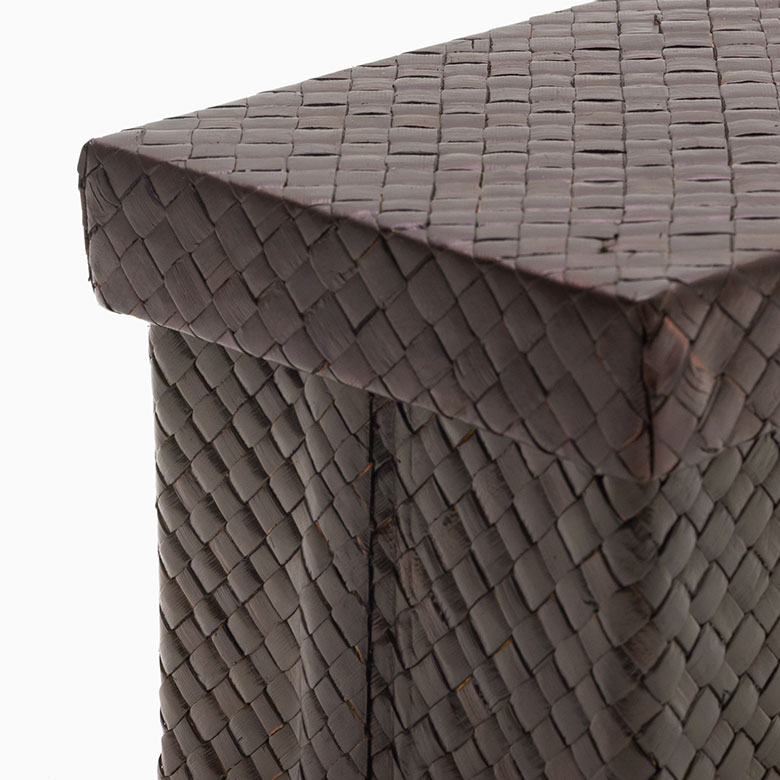 シンプルで落ち着いたダークブラウンがどんなテイストのお部屋にも馴染みます。